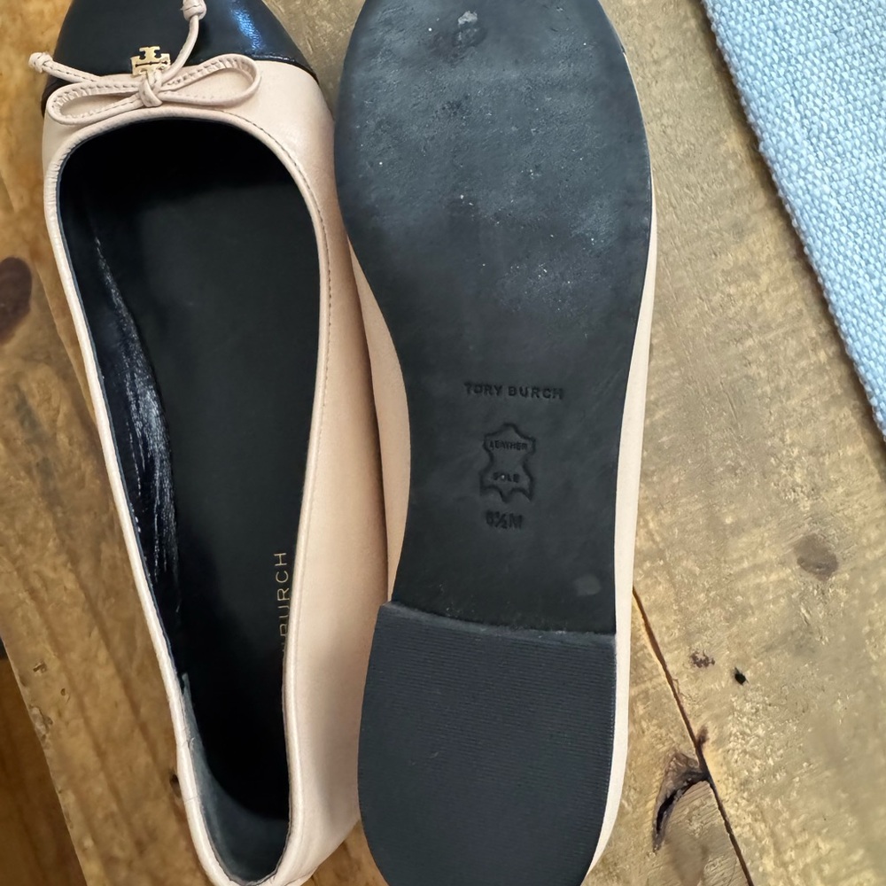 Tory Burch Black and Cream Leather Ballet Flats - Picture 4 of 5